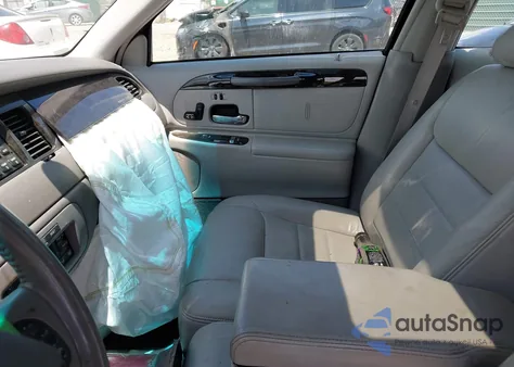 1999 Lincoln Town Car Signature z USA, uszkodzony, nr VIN 1LNHM82W9XY628587